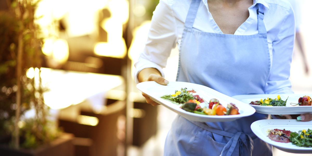 Natakar spretno streže slastno jed.