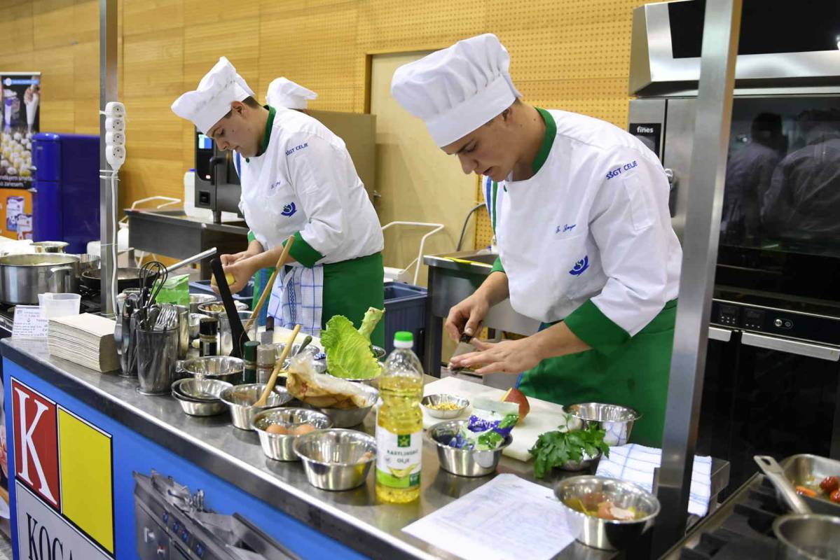 Profesionalni kuhar pripravlja jed pred občinstvom.