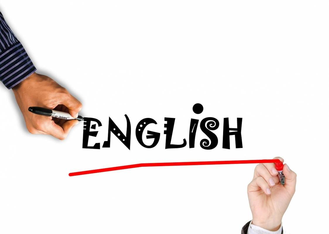 Tabla z napisom english.
