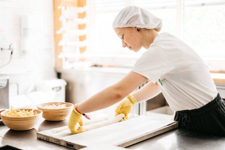 Ženska mesi testo z rokami.