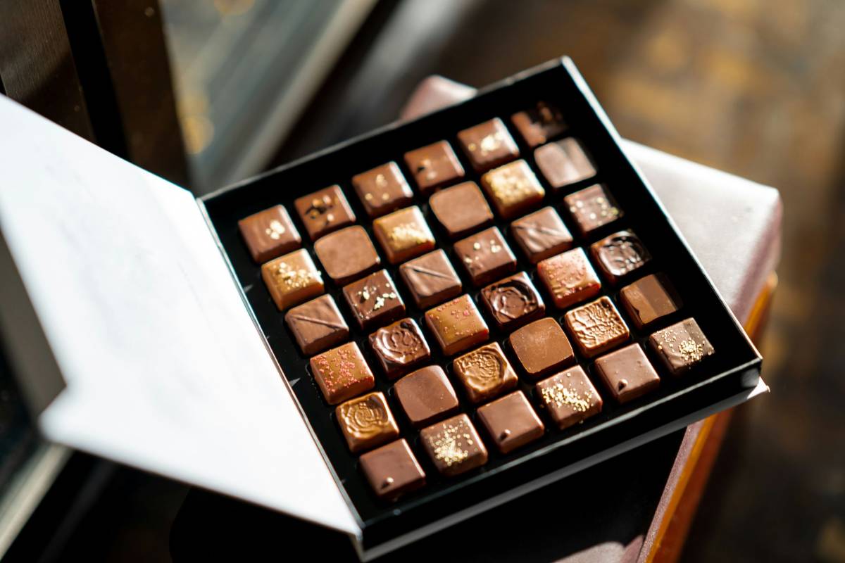 Čokoladne praline na pladnju.