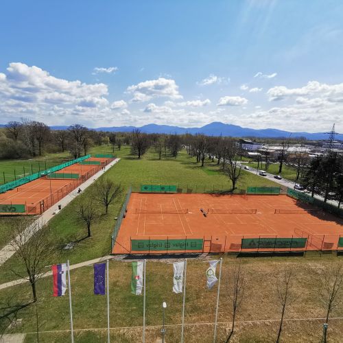 6 teniških igirišč v naravnem okolju.